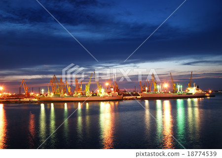 night view of the industrial port and ship 18774539