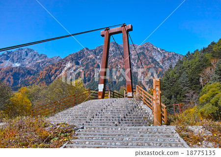 Kamikochi Yokoo Ohashi的風景在秋天 18775135