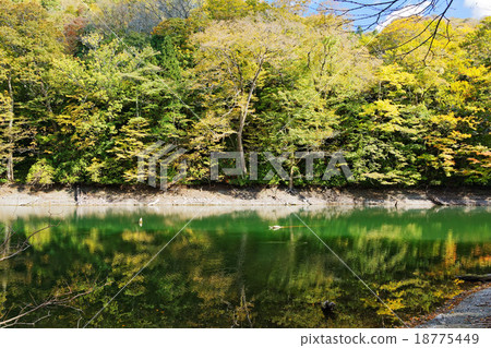 藍天的世界遺產傳播十二個湖泊的池塘·cockpick地方 藍天的世界遺產傳播十二個湖泊的池塘·cockpick地方 18775449