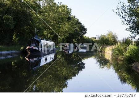 狹窄的船 18776787