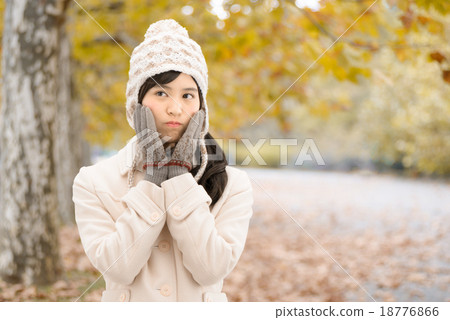 穿外套的少年站立在秋葉公園一條沿途有樹的街道上 18776866