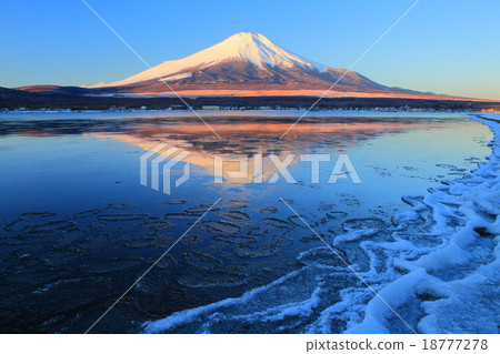 Frozen Frozen Lake of Yamanakako 18777278