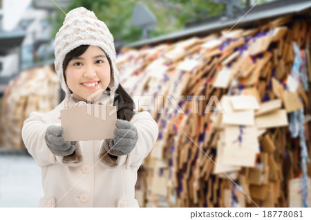 一個女人在一個法庭與一個電子郵件在神社 18778081