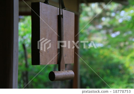 Plate and mallet Plate and mallet 18778753