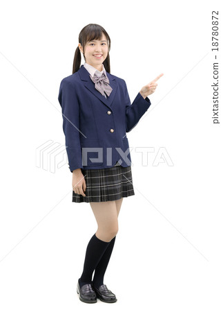 擺在製服的女孩高中學生全身白色後面的圖像 18780872