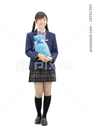 擺在與穿制服的禮物的學校女孩全身白色後面的圖像 18781303