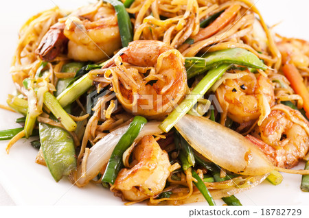 Stir fried noodles with vegetables and prawns 18782729
