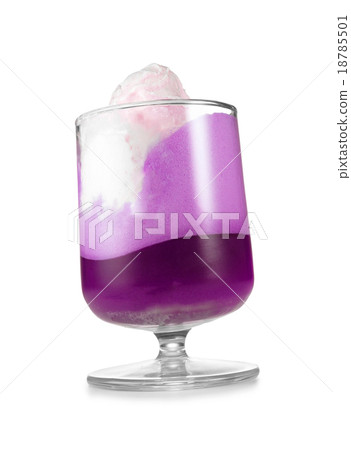 alcoholic cocktail in a tall glass 18785501