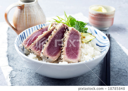 Tuna Tataki with Rice and Vegetable 18785848