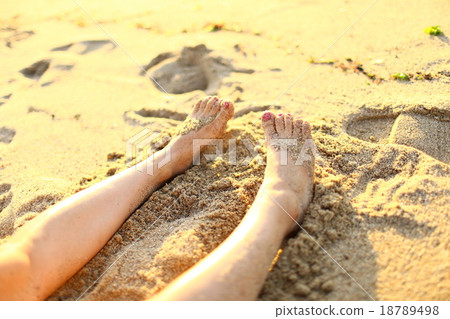 黃昏的海灘和一個女人的腳 黃昏的海灘和一個女人的腳 18789498