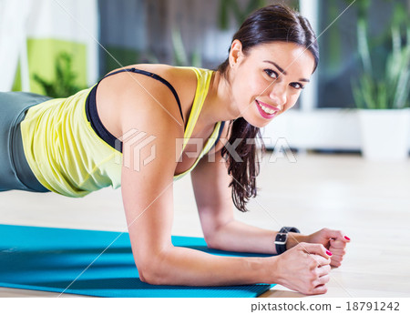 portrait fitness training athletic sporty woman 18791242