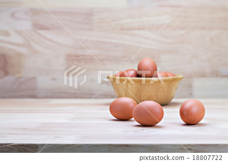 hen's eggs in wooden bowl 18807722