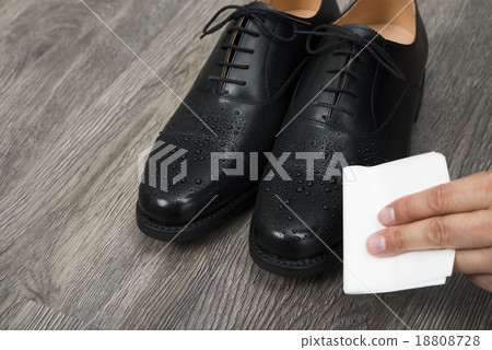 抹水的人的黑皮鞋下降 抹水的人的黑皮鞋下降 18808728