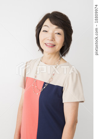 Senior women portrait 18809974