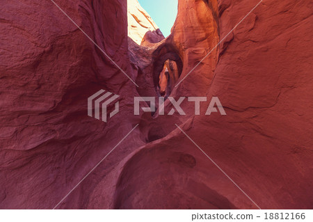 Slot canyon 18812166