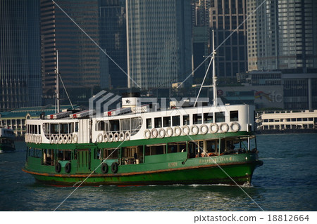 香港的高層建築和天星小輪 香港的高層建築和天星小輪 18812664