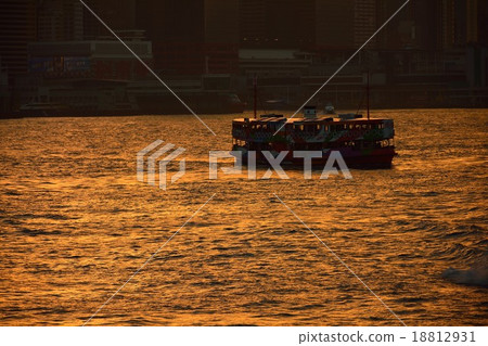 香港天星小輪在夜景中閃閃發光 香港天星小輪在夜景中閃閃發光 18812931