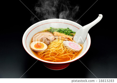 注意）黑色背景上留有小垃圾和划痕。蒸汽是潤飾合成。中國蕎麥麵（醬油味）圖像。 18813283