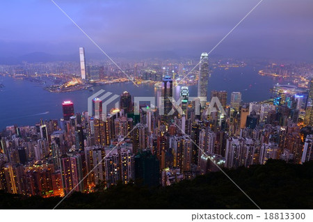 A million dollar night view from Hong Kong Victoria Peak 18813300
