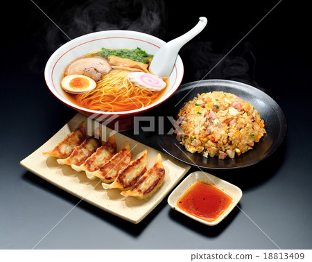 Attention) Small garbage and scratches remain on the black background. Steam is retouch synthesis. 3 Chinese dishes (ramen, fried rice, dumplings). 18813409