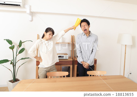 一對年輕夫婦 18813655