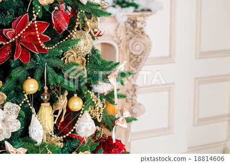 Decorated Christmas tree. Christmas living room Decorated Christmas tree. Christmas living room 18814606