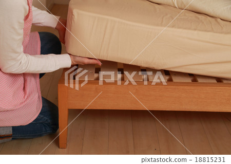 Women who make a bed 18815231