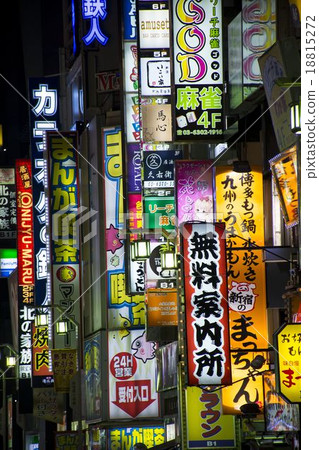 在新宿和歌舞伎町的夜晚 在新宿和歌舞伎町的夜晚 18815272