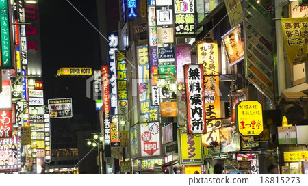 在新宿和歌舞伎町的夜晚 18815273