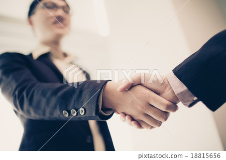 businessmen shaking hands 18815656