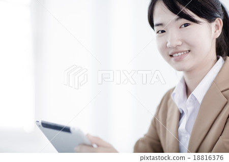 young asian businesswoman working in office young asian businesswoman working in office 18816376