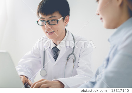 bright picture of male doctor with patient 18817140