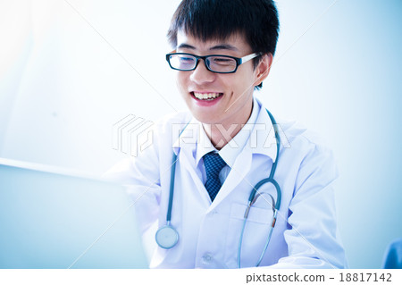 bright picture of male doctor with patient 18817142