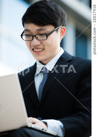 young businessman working outside 18817416