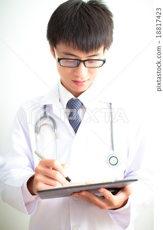 Close-up Of Male Doctor Filling The Medical Form 18817423