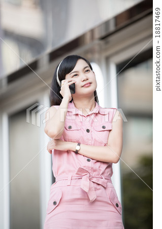 Asian businesswoman using a cellular phone 18817469