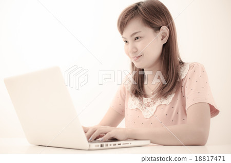 beautiful young woman using laptop computer 18817471
