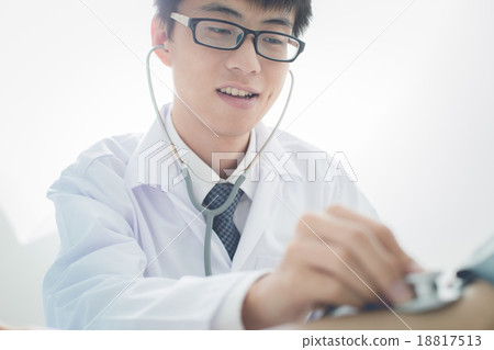 bright picture of male doctor with patient bright picture of male doctor with patient 18817513