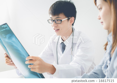 bright picture of male doctor with patient bright picture of male doctor with patient 18817515