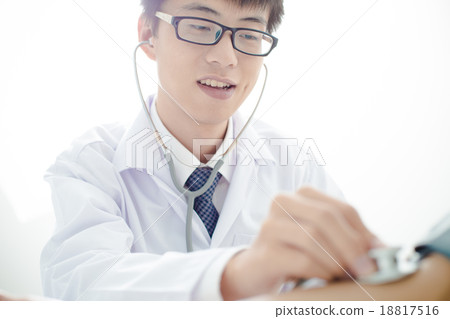bright picture of male doctor with patient 18817516