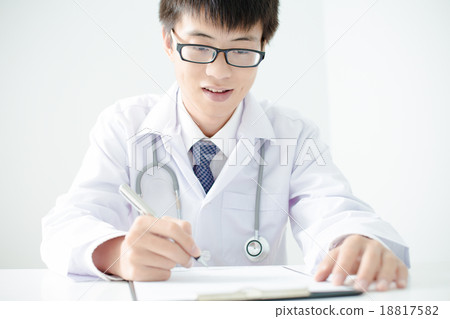 Close-up Of Male Doctor Filling The Medical Form 18817582