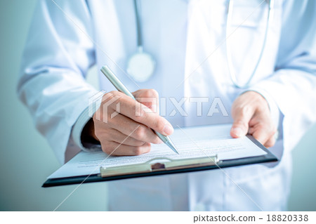 Close-up of male hands filling in medical form 18820338