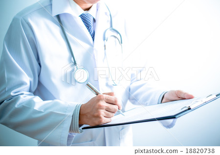 Close-up of male hands filling in medical form 18820738