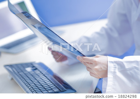 Close-up Of Female Doctor Filling The Medical Form 18824298