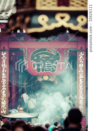 Sensoji-ji Red Japanese Temple in Asakusa, Tokyo 18826111