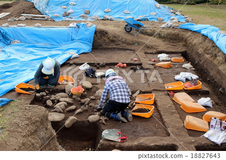 Excavation work of Jomon pottery Excavation work of Jomon pottery 18827643