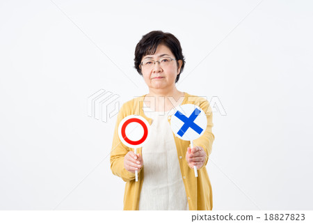 Senior women 18827823