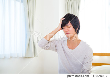 頭痛宿醉疲勞疲勞厭倦了年輕男性在十幾歲或二十幾歲時的身體狀況不佳 18828097