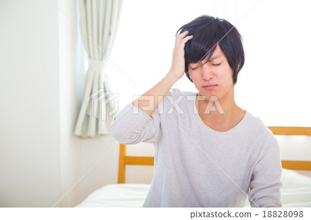 頭痛宿醉疲勞疲勞厭倦了年輕男性在十幾歲或二十幾歲時的身體狀況不佳 18828098