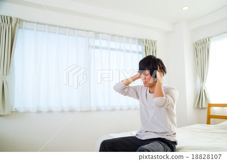 頭痛宿醉疲勞疲勞厭倦了年輕男性在十幾歲或二十幾歲時的身體狀況不佳 頭痛宿醉疲勞疲勞厭倦了年輕男性在十幾歲或二十幾歲時的身體狀況不佳 18828107